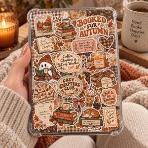 Puede incluir: Una funda transparente para tableta con un collage de pegatinas de temática otoñal que incluye pilas de libros, un fantasma leyendo, un cárdigan, un gato, tazas de café, velas y textos como Booked for Autumn y Cozy Chapters Club.
