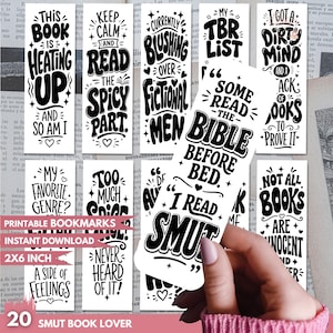 Peut inclure: Une collection de vingt marque-pages rectangulaires blancs avec une typographie noire affichant diverses phrases sur la lecture, notamment "This book is heating up", "Keep calm and read the spicy part" et "Some read the bible before bed, I read smut."