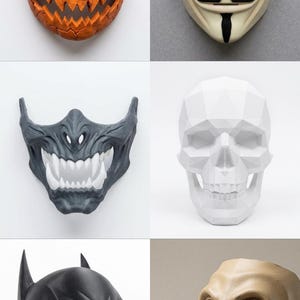Puede incluir: Una colección de seis máscaras que incluye una calabaza naranja agrietada, una máscara de Guy Fawkes color crema, una media máscara gris oscuro estilo oni con colmillos blancos, una calavera geométrica blanca, una capucha de superhéroe negra y una máscara de médico de la peste beige.