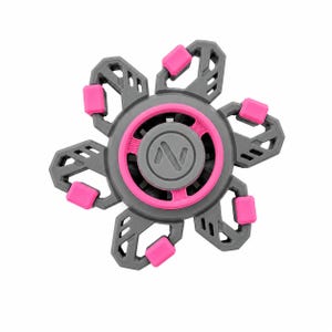 Op de afbeelding: Een grijze en roze fidget spinner met een ontwerp met zes armen. De centrale ronde naaf is voorzien van een gestileerd letter N-logo omringd door een roze ring. Elke arm heeft een grijs geometrisch frame met een klein roze rechthoekig gewicht.