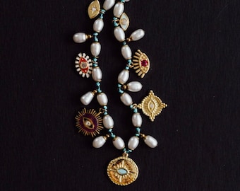 COLLAR CON DIJE, Collar de Perlas, Collar con Dije Dorado, Collar de Perlas Blancas, Collar de Ojo Turco, Collar de Capas