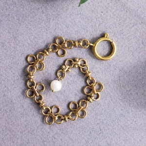 CLOVER BRACELET, Clover Chain Bracelet, Vintage Brass Bracelet, Pearl Bracelet, Stacking Bracelets
