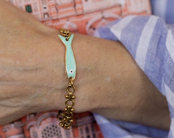 BRACCIALE CON CIONDOLO A FORMA DI PESCE, Ciondolo a forma di pesce in smalto, Bracciale impilabile, Bracciale regolabile