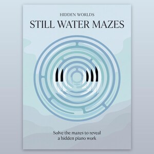 以下が含まれることがあります： ライトブルーの背景にHIDDEN WORLDS STILL WATER MAZESというテキストが上部に配置された長方形のブックカバー。中央には円形の迷路のグラフィックがあり、黒いピアノの鍵盤が含まれています。下部にはSolve the mazes to reveal a hidden piano workというテキストが記載されています。