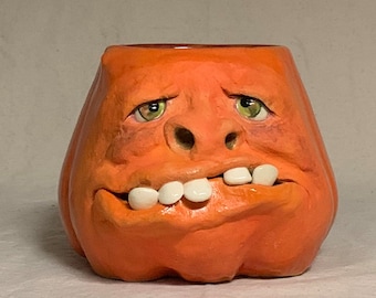 Jarrón/Vidrio mediano, tirado con rueda, alterado y esculpido a mano. Una cara amigable para disfrutar de una bebida, un portaagujas o un bolígrafo, para guardar cachivaches.