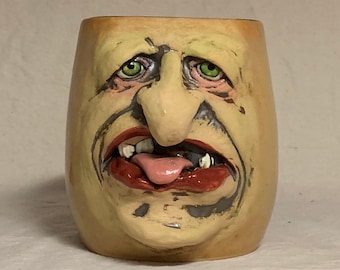 Jarrón/Vidrio mediano, tirado con rueda, alterado y esculpido a mano. Una cara amigable para disfrutar de una bebida, un portaagujas o un bolígrafo, para guardar cachivaches.