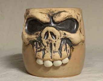 Jarrón/vidrio mediano - Listo para enviar - lanzado con rueda, alterado y esculpido a mano. Una cara amable para disfrutar de una bebida, un porta agujas o un bolígrafo.