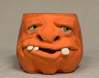 Jarrón/Vidrio mediano, tirado con rueda, alterado y esculpido a mano. Una cara amigable para disfrutar de una bebida, un portaagujas o un bolígrafo, para guardar cachivaches.