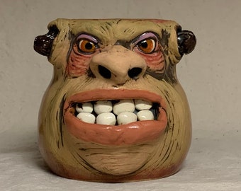 Jarrón/vidrio mediano, torneado a torno, modificado y esculpido a mano. Una cara amigable para disfrutar de una bebida, un portaagujas o bolígrafo, o para guardar objetos diversos.