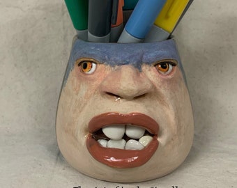 Pequeño jarrón de cristal listo para enviar, hecho a mano, modificado y esculpido. Una cara amigable para una bebida, un portaplumas o para guardar cosas.