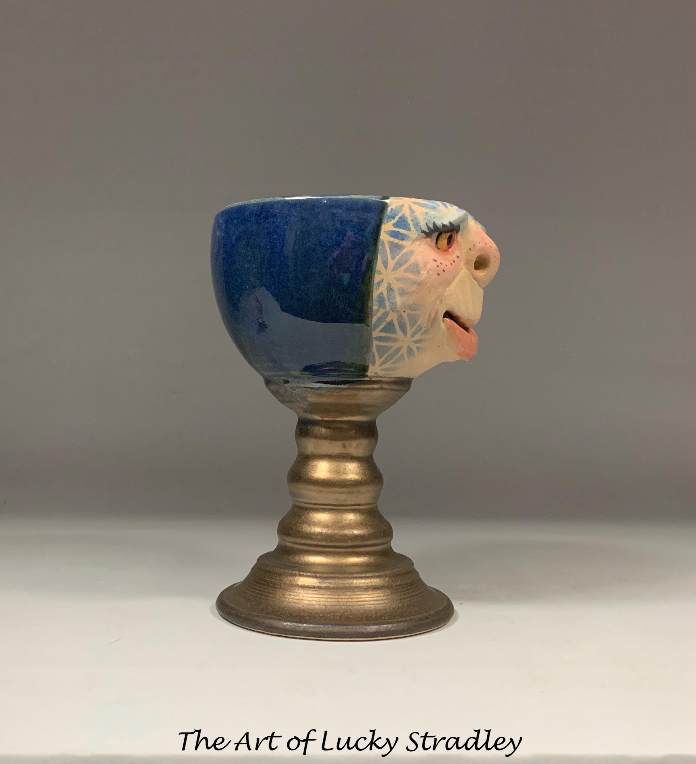陶器の聖杯。ろくろ成形、手作業による修正、彫刻が施され、すぐに発送