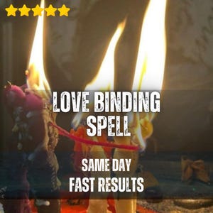 Könnte beinhalten: Zwei anthropomorphe Kerzen brennen mit hellgelben Flammen und sind durch einen dünnen roten Faden verbunden. Der Text LOVE BINDING SPELL SAME DAY FAST RESULTS ist in Weiß überlagert, mit fünf gelben Sternen in der oberen linken Ecke.