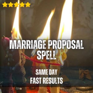 Könnte beinhalten: Drei brennende Kerzen mit hohen gelben Flammen, die durch einen dünnen roten Faden verbunden sind. Der Text lautet MARRIAGE PROPOSAL SPELL, SAME DAY, FAST RESULTS. Fünf gelbe Sterne befinden sich in der oberen linken Ecke.