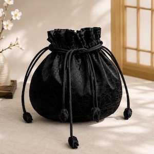 Svart japansk dragskoväska, elegant blommig påse, japansk knutväska, liten hinkväska, presentpåse