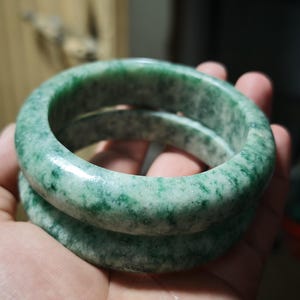 Naturligt grönt jadearmband – Handsnidade ädelstenssmycken