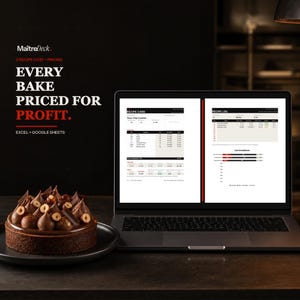 Puede incluir: Un portátil muestra una hoja de cálculo MaîtreDeck de costes y precios de recetas con ficha técnica. Texto: MaîtreDeck, EVERY BAKE PRICED FOR PROFIT, EXCEL + GOOGLE SHEETS. Una tarta de chocolate con avellanas se encuentra en un plato negro.