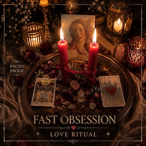 Peut inclure: Deux bougies rouges liées par un fil rouge sur un plateau rond avec des pétales de fleurs séchées, deux cartes de tarot The Lovers et Three of Swords, une image d'une femme et des cristaux. Texte : PHOTO PROOF, FAST OBSESSION, LOVE RITUAL.