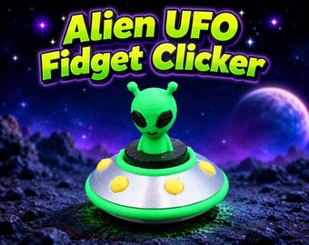 Peut inclure: Une figurine extraterrestre verte aux yeux noirs est placée dans un jouet fidget clicker en forme d'OVNI argenté avec des boutons circulaires jaunes. Le texte Alien UFO Fidget Clicker apparaît en grandes lettres vertes au-dessus.