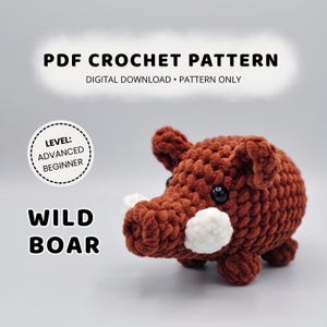 Puede incluir: Un amigurumi de jabalí tejido a ganchillo en color marrón con colmillos blancos y ojos negros. El texto dice: PDF CROCHET PATTERN, DIGITAL DOWNLOAD, PATTERN ONLY, LEVEL: ADVANCED BEGINNER, WILD BOAR. El peluche tiene un acabado de hilo texturizado.