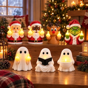 Könnte beinhalten: Eine Sammlung von sieben dekorativen Figuren, darunter zwei Weihnachtsmänner, ein Rentier, eine grüne Kreatur und drei weiße Geister. Mehrere Figuren haben beleuchtete Hände oder Schalen, wobei einige den Mittelfinger zeigen. Die Figuren sind auf einer Holzoberfläche angeordnet.