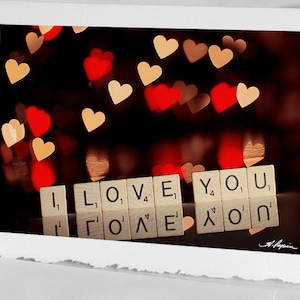 Je t'adore, CARTE d'anniversaire pour elle ou lui, mari copain femme Carte de souhaits d'amour photo Coeurs Bokeh, tuiles de scrabble, rouge