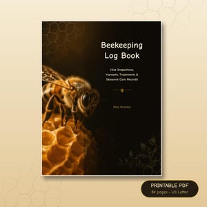 Puede incluir: Un libro de registro de apicultura rectangular con cubierta negra que muestra una abeja sobre un panal. El texto dice Beekeeping Log Book, Hive Inspections, Harvests, Treatments & Seasonal Care Records y Nilya Rimedya. Un pequeño icono de abeja está centrado.