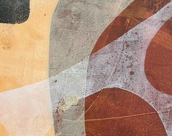 Puede incluir: Un estampado abstracto sobre una superficie de madera color canela claro con formas superpuestas en negro, gris apagado y rojo terracota intenso. La composición incluye una gran forma gris curva y un elemento circular rojo oscuro.