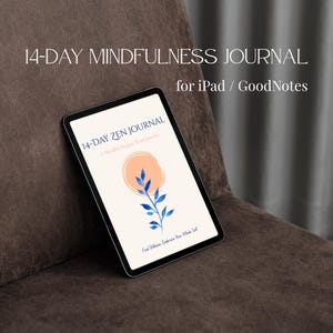 Könnte beinhalten: Ein digitales Tablet mit einem 14-Tage-Achtsamkeitsjournal für iPad und GoodNotes. Der Bildschirm zeigt einen cremefarbenen Hintergrund mit einem pfirsichfarbenen Kreis, einer blauen Aquarell-Pflanzenillustration und dem Text: 14-Day Zen Journal, A Mindful Shadow Work Journey, Find Stillness, Embrace Your Whole Self.