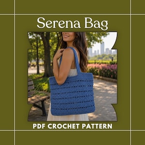 Puede incluir: Un bolso tote de ganchillo azul con forma rectangular y detalles de punto calado. El texto Serena Bag y PDF CROCHET PATTERN está impreso en blanco sobre un fondo verde oliva oscuro que rodea la imagen central del bolso.