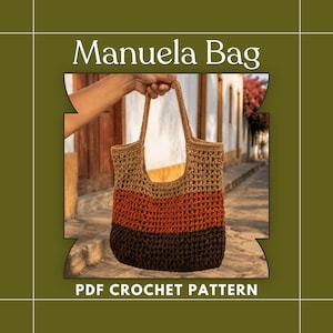 Puede incluir: Un bolso de ganchillo con tres secciones horizontales de colores en beige, naranja quemado y marrón oscuro. El bolso tiene dos asas y un diseño de tejido abierto. El texto Manuela Bag y PDF CROCHET PATTERN aparece en la imagen.