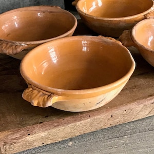 1 Franse oker glazuur aardewerk kom, Provence aardewerk, handvatten, miniatuur enkele portie, bakken, Franse boerderij, boerderij tafel, verkocht door kom