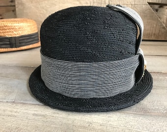 60er Jahre Black Straw Derby Hat, Chas A Stevens, Chicago, Bee Brosche Pin