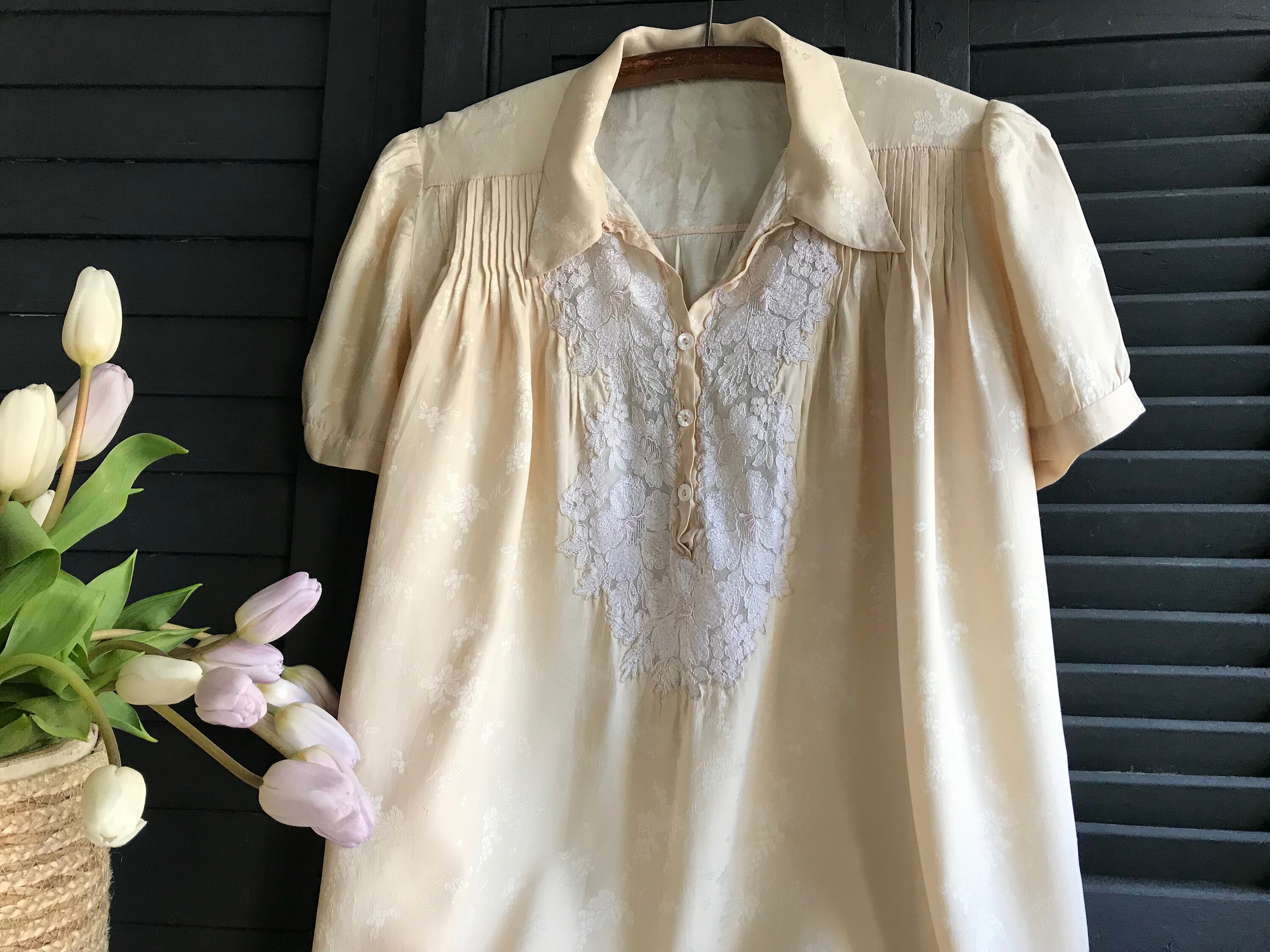 1920年代フランス　アンティーク　シルクガウン・羽織 1920 年代のフランス製ナイトガウン、ダマスク シルク、レース