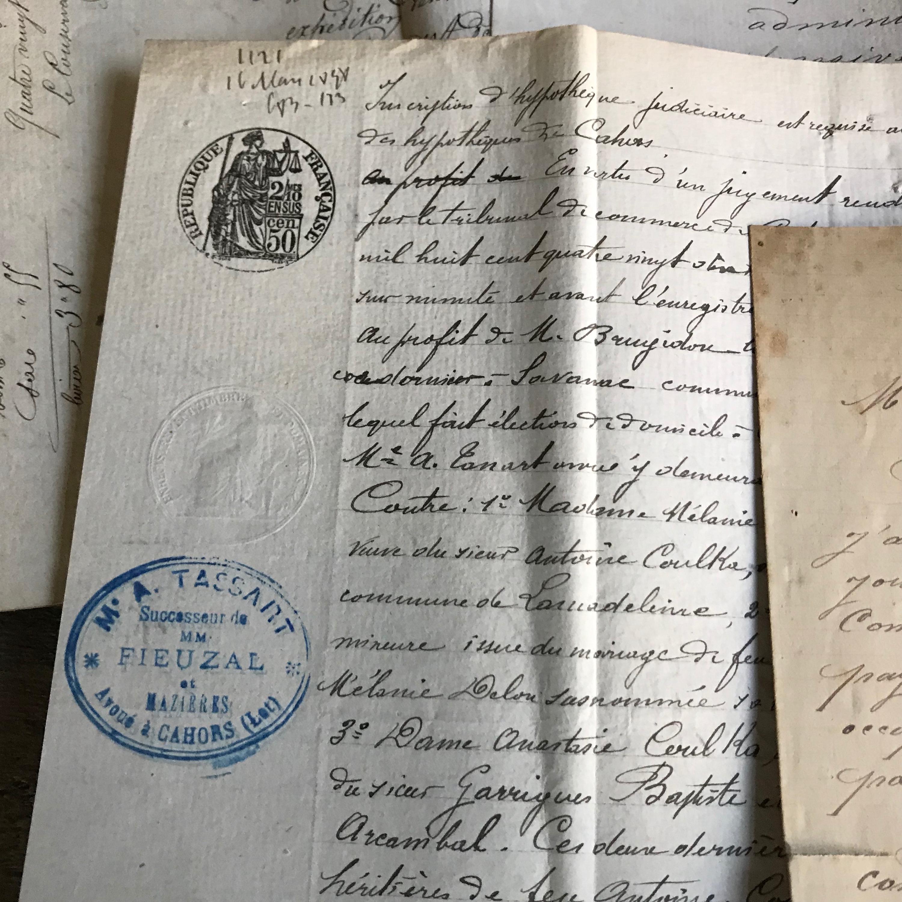 1800年代のフランスの法定原稿束、書類、郵便公証人印、綴じられてい