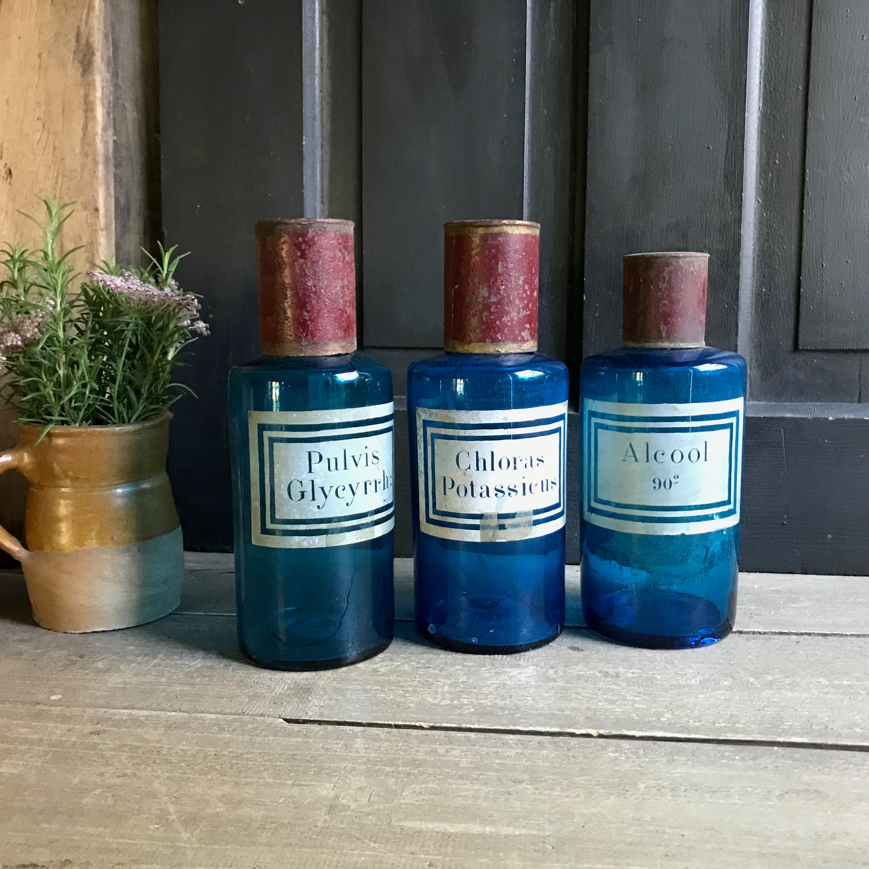 フランス製ブルーの薬瓶、薬局、オリジナルの赤い金属製の蓋