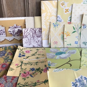 Collezione di campioni di carta da parati, mood board, tonalità assortite di colori gialli, motivi floreali e geometrici, progetti artistici