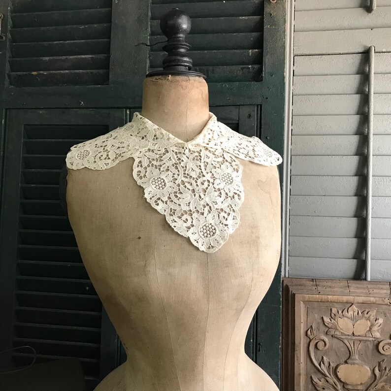 1940s Ecru Lace Collar Dressmaker Dress Accessory Floral Lace Design