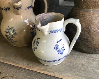 Jarra de loza francesa del siglo XIX, pequeña jarra Uze con motivos florales azules, cerámica rústica, cocina francesa de granja, manchas de té muy agrietadas