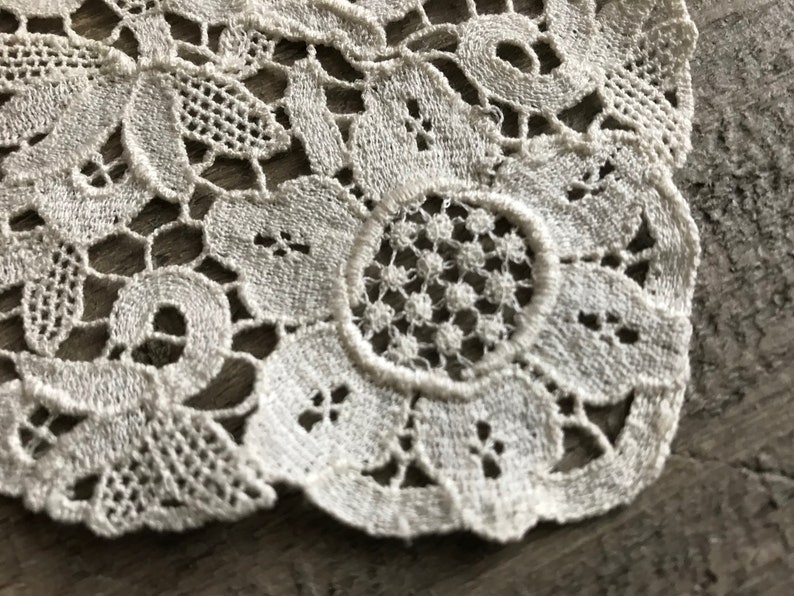 1940s Ecru Lace Collar Dressmaker Dress Accessory Floral Lace Design