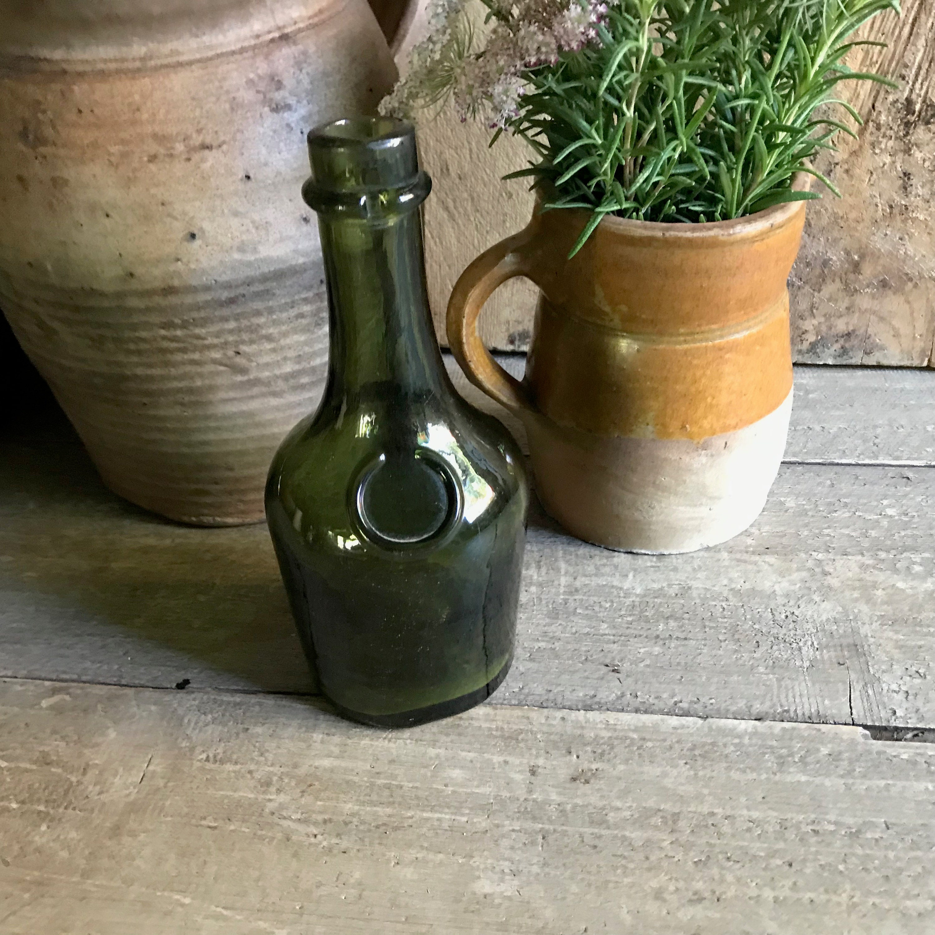 Botella de whisky encontrada durante la renovación de una casa en Dublín.  No se sabe la edad. : r/mildlyinteresting, image size:3000x3000