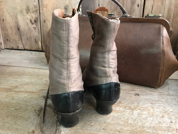 Antike hoch geschnürt Leder Stiefel, Karamell braun, Victorian, Edwardian Knöchel Stiefel, historischen Kostümen, Stütze, Hersteller Etikett Antike hoch geschnürt Leder Stiefel, Karamell braun, Victorian, Edwardian Knöchel Stiefel, historischen Kostümen, Stütze, Hersteller Etikett