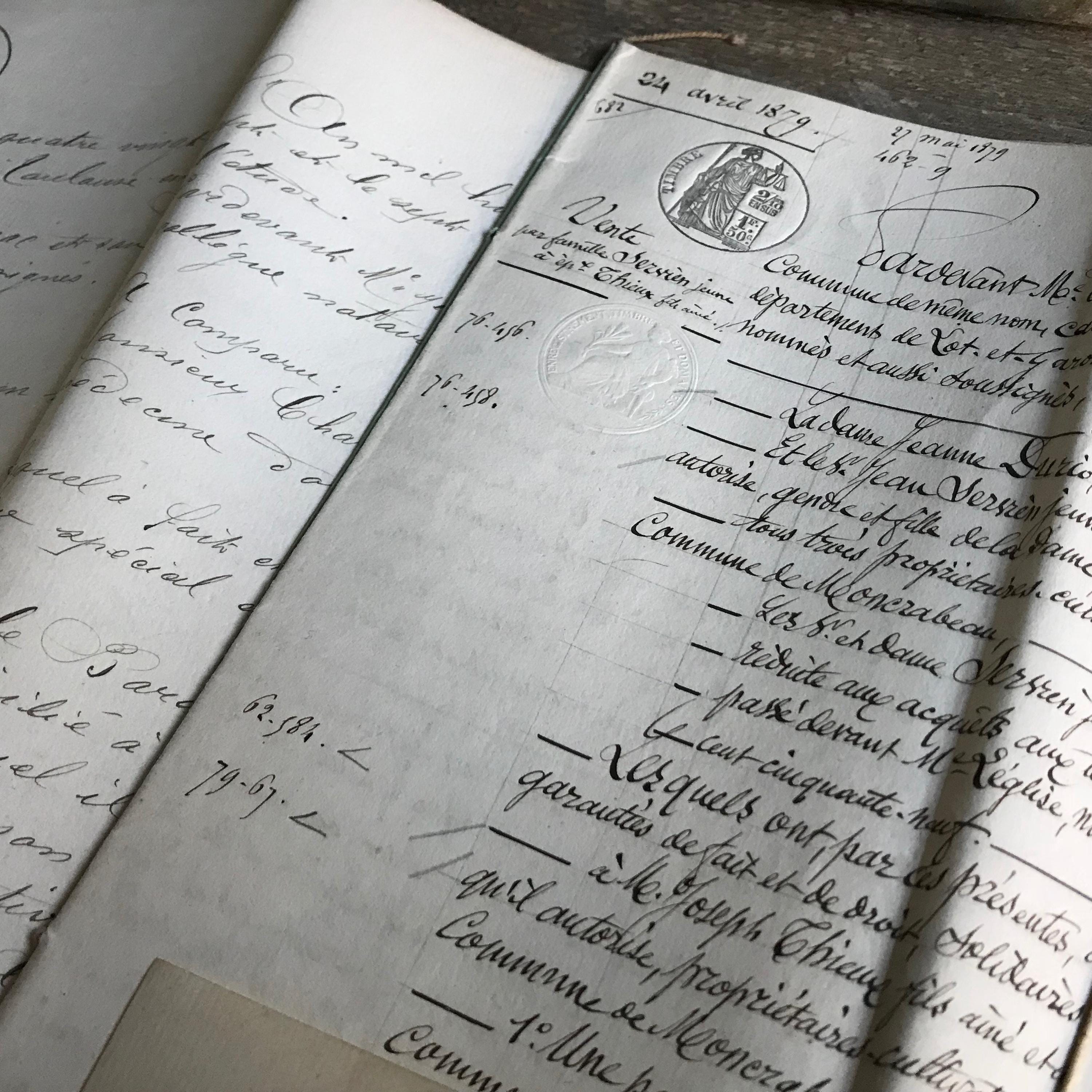 1800年代のフランスの法定原稿束、書類、郵便公証人印、綴じられてい