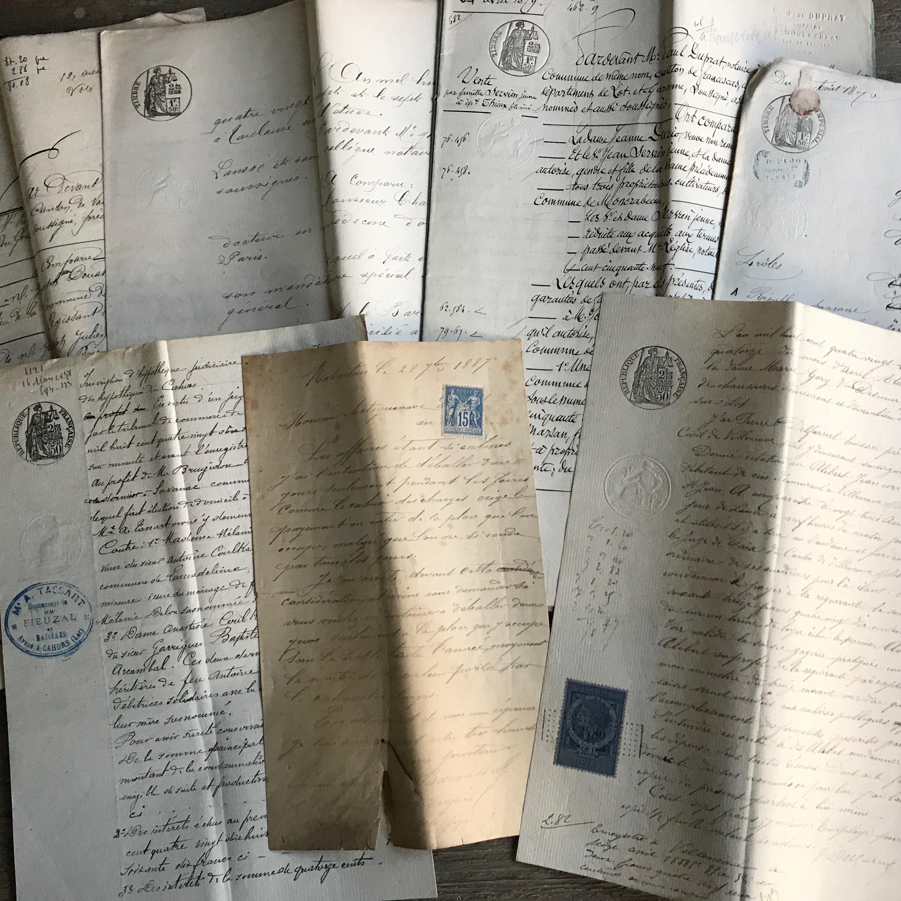 1800年代のフランスの法定原稿束、書類、郵便公証人印、綴じられてい