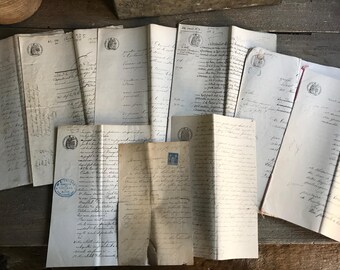 1800年代のフランスの法定原稿束、書類、郵便公証人印、綴じられてい