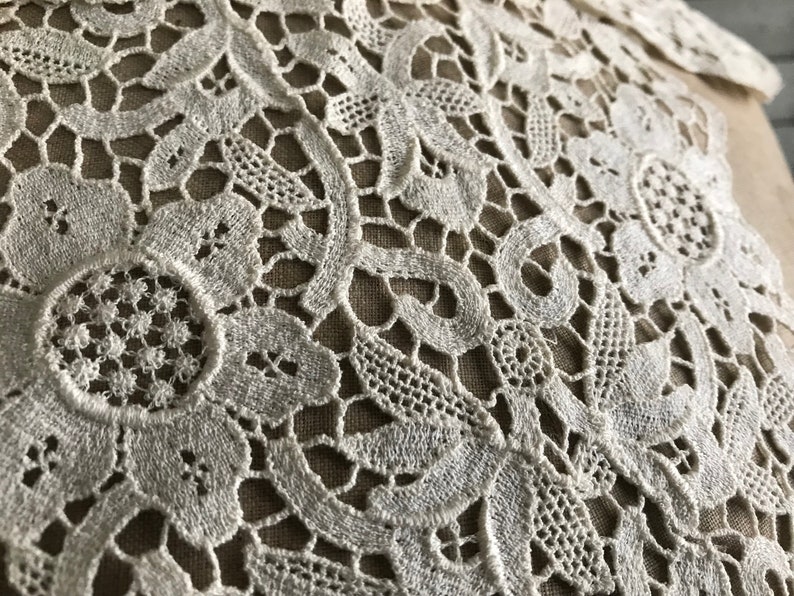 1940s Ecru Lace Collar Dressmaker Dress Accessory Floral Lace Design