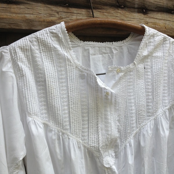 Antique French Romantic Nightgown, White Linen and Lace Embroidery Nightie, Short Sleeve, French Farmhouse