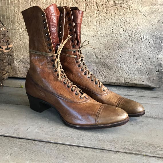 Antike hoch geschnürt Leder Stiefel, Karamell braun, Victorian, Edwardian Knöchel Stiefel, historischen Kostümen, Stütze, Hersteller Etikett Antike hoch geschnürt Leder Stiefel, Karamell braun, Victorian, Edwardian Knöchel Stiefel, historischen Kostümen, Stütze, Hersteller Etikett