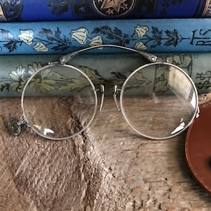 Occhiali wire rim, Occhiali da vista Antichi Pince Nez con custodia in pelle, Occhiali pieghevoli gotici decorati, Occhiali, Oggetti di scena