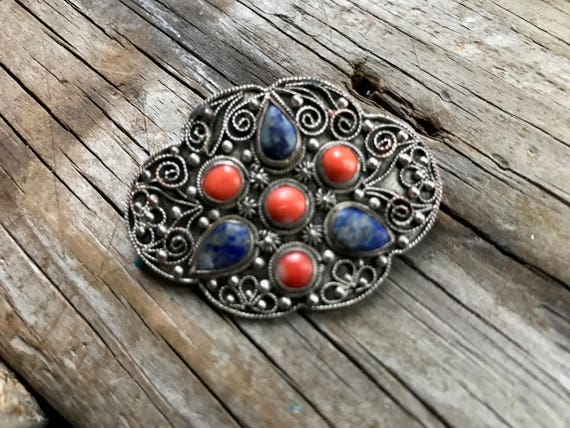 Broche Chinoise Ancienne En Argent Filigrané Avec Corail, Turquoise, Lapis Lazuli - Occasion