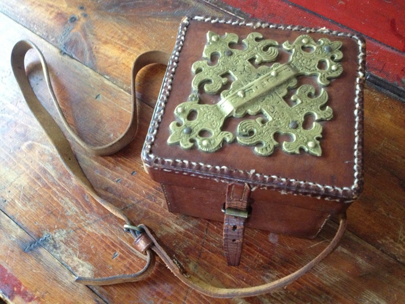 Brown Leather Box Purse, Made in England, Chestnut Handsewn Leather Crossbody Camera Bag Case, Brass Plaque, Equestrian Fox Hunting Huntsman image 2